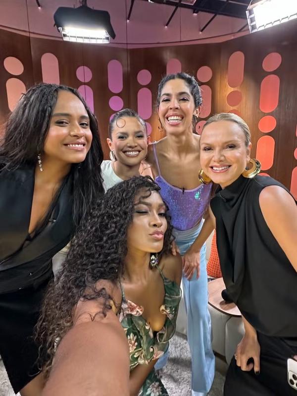 Erika Januza no Saia Justa.(Imagem:Reprodução/Instagram)