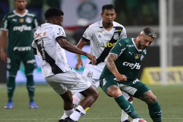 O campeão da Libertadores decidiu o jogo no Allianz Parque com menos de meia hora. Um dos estreantes da noite, o zagueiro Murilo, abriu o placar, aos nove minutos. Luan ampliou com(Imagem:Reprodução)