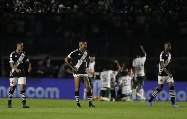  Jogadores do Vasco abatidos após gol do Goiás.(Imagem: Alexandre Cassiano)