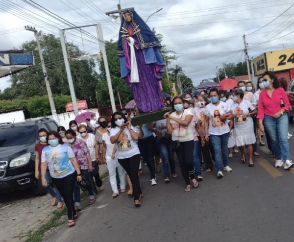 Mulheres participam da Procissão da Soledade em Floriano(Imagem:FlorianoNews)