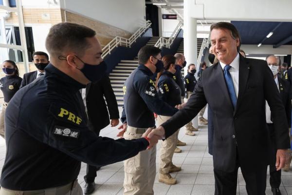 O presidente Jair Bolsonaro cumprimenta os formandos do curso de formação policial da Polícia Rodoviária Federal (PRF), em Florianópolis.(Imagem:Marcos Corrêa/PR)