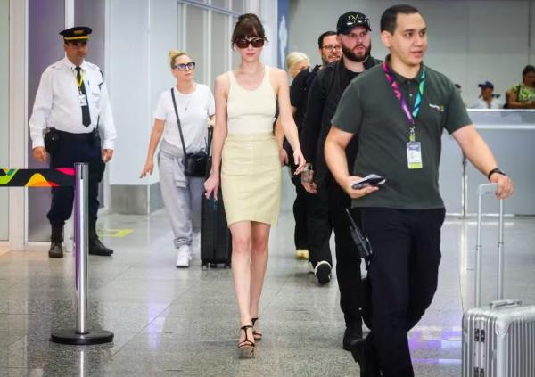 Dakota Johnson chega ao Brasil para lançar 