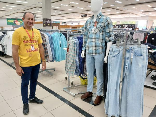 Francivaldo, colaborador do setor de modas.(Imagem:FlorianoNews)