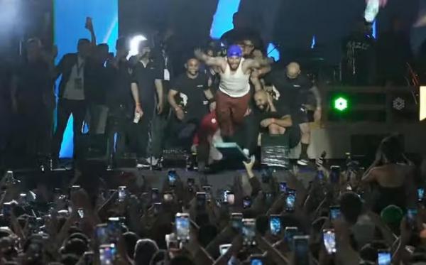Momento em que Nattan pulou de trampolim do palco para o público no São João 2025 de Campina Grande.(Imagem:Reprodução/Sua Música)