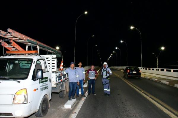 Infraestrutura trabalha na ampliação da iluminação pública em Floriano.(Imagem:Secom)