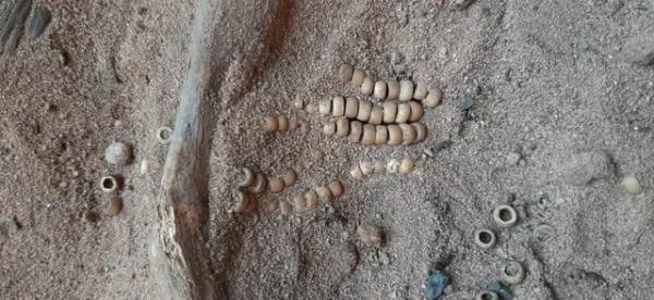 Arqueólogos encontram esqueleto de indígena adulto sepultado diante de parede com gravuras rupestres em Guaribas, no Sul do Piauí.(Imagem: Professora Cláudia Cunha/ UFPI)
