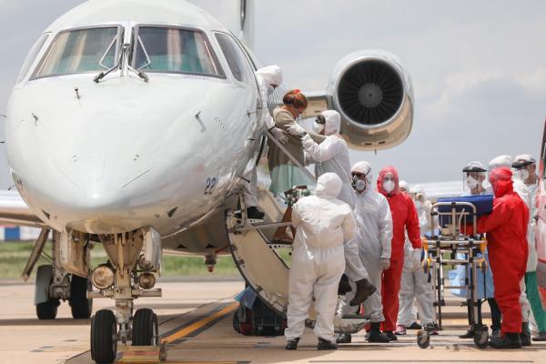 Pacientes com quadro moderado de Covid-19 são recebidos em Teresina, no Piauí, após serem transferidos de Manaus.(Imagem:João Allbert/Agif/Estadão Conteúdo)