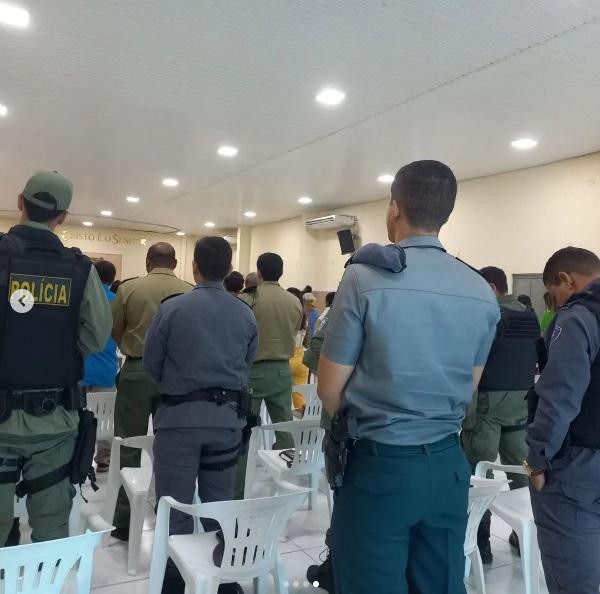 Polícia Militar recebe homenagem especial na Igreja Universal de Floriano.(Imagem:Forças de Segurança Recebem Homenagem Especial na )