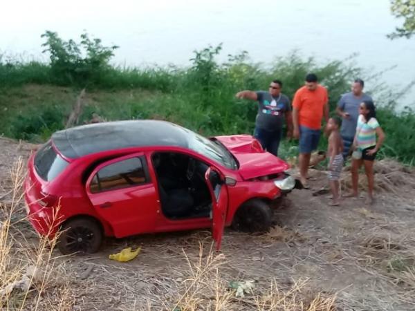 Motorista perde controle e veículo cai às margens do Rio Parnaíba em Floriano(Imagem:Divulgação)