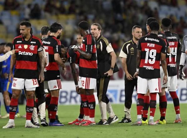 Filipe Lu&iacute;s e jogadores do Flamengo contra o Sampaio Corr&ecirc;a.(Imagem:Andr&eacute; Dur&atilde;o)