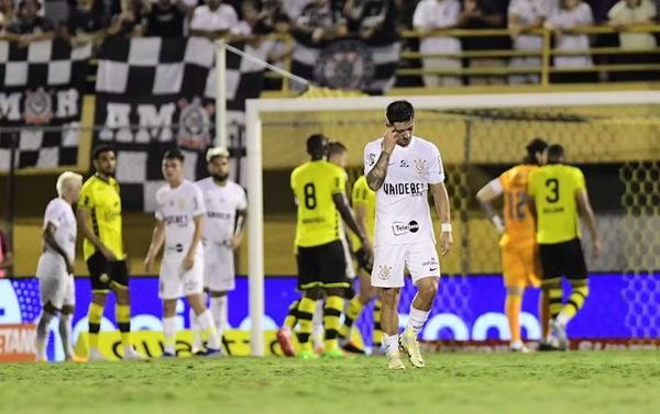 Rodrigo Garro deixa o jogo contra o São Bernardo depois de ser expulso(Imagem:Marcos Ribolli)