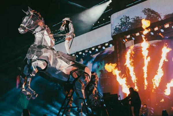 Ana Castela evoca Beyoncé ao montar em escultura de cavalo na gravação de show no Paraná(Imagem:Divulgação)