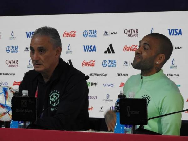 Tite e Daniel Alves em coletiva na Seleção.(Imagem:Bruno Cassucci)