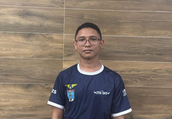 A&iacute;ke de Jesus Alves durante a imers&atilde;o acad&ecirc;mica na Funda&ccedil;&atilde;o Get&uacute;lio Vargas.(Imagem: Ascom Seduc)