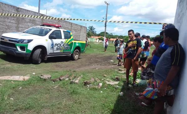 Os policiais foram acionados e quando chegaram ao local encontraram o corpo ainda em chamas. O Corpo de Bombeiros foi acionado para conter as chamas, que não chegaram a incendiar a(Imagem:Reprodução)