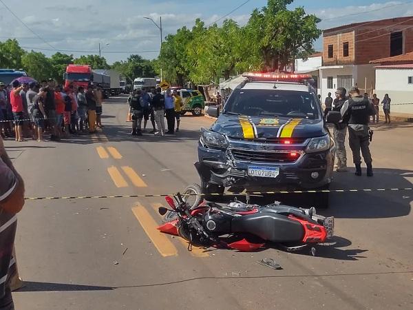Viatura da PRF se envolve em acidente com moto no Sul do Piauí e motociclista tem as duas pernas quebradas.(Imagem:Reprodução)