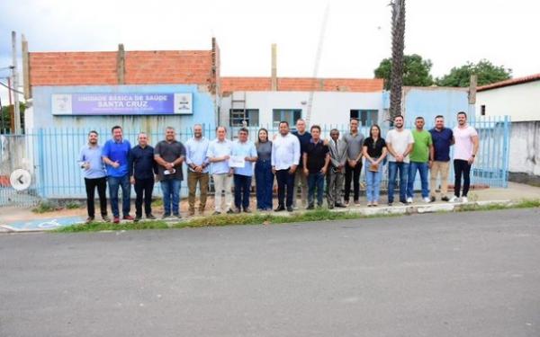 Prefeito Antônio Reis e equipe visitam obra de reforma da UBS Santa Cruz em Floriano.(Imagem:Reprodução/Instagram)