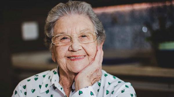 A culinarista e apresentadora Palmirinha Onofre, 89 , deixou a UTI do Hospital Alemão Oswaldo Cruz, em São Paulo. A notícia foi divulgada pela neta dela, a também culinarista Adria(Imagem:Reprodução)