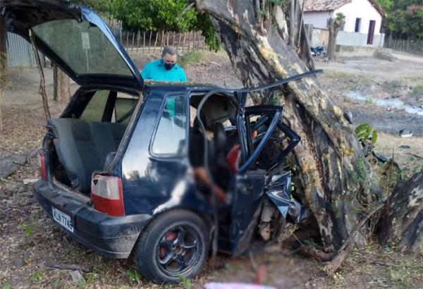 Carro sai da pista, bate em árvore, e mata três pessoas na BR-316 em Monsenhor Gil(Imagem:Reprodução)