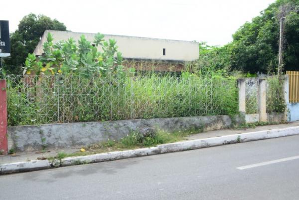 Donos de terrenos baldios de Floriano que não limparem os imóveis serão multados(Imagem:SECOM)
