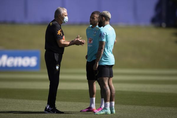 Tite conversa com Gabigol e Gabriel Jesus em treino.(Imagem:Lucas Figueiredo / CBF)