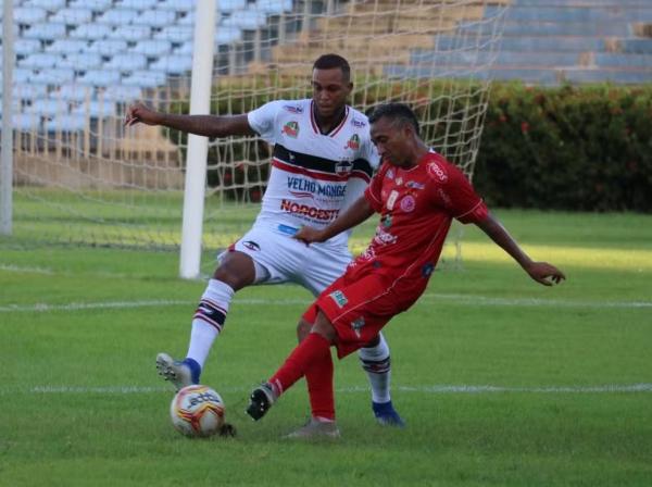 Ted Love, atacante do 4 de Julho, em ação contra o River-PI.(Imagem:Fábio Lima)