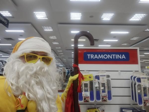 Repórter Amarelinho se veste de Papai Noel para manter viva a magia do Natal em Floriano.(Imagem:FlorianoNews)