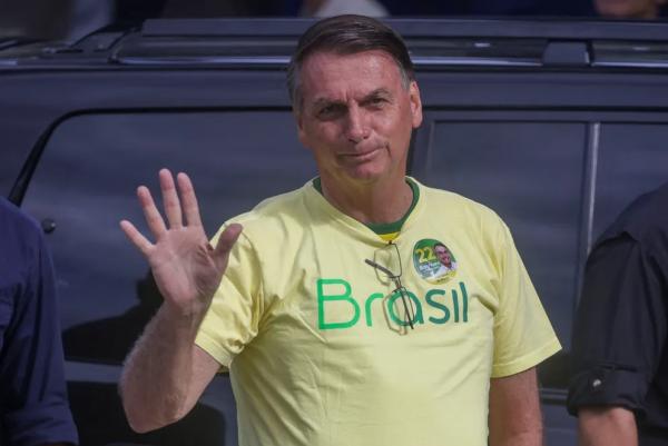 Presidente Jair Bolsonaro do lado de fora do local de votação no Rio de Janeiro.(Imagem:REUTERS/Ricardo Moraes)