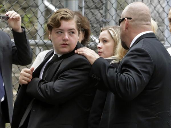 Michael Gandolfini, filho de James Gandolfini, chega para funeral do pai nesta quinta-feira(Imagem:Reprodução)