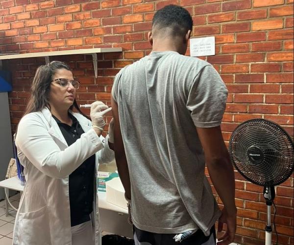 Mais de 600 pessoas, entre adolescentes e servidores, estão recebendo a vacina contra influenza.(Imagem:Divulgação)