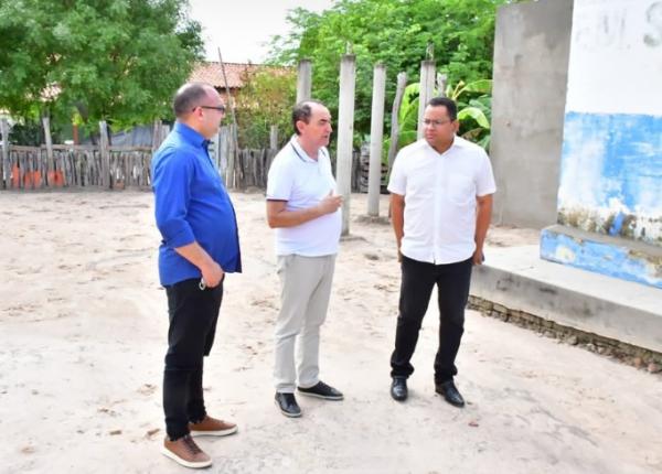 Secretário de Educação, Nylfranyo Ferreira; prefeito de Floriano, Antônio Reis e o vereador Dessim Almeida.(Imagem:Reprodução/Instagram)