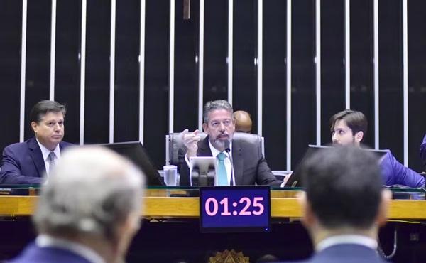 O presidente da Câmara, Arthur Lira (centro), durante a votação da reforma tributária nesta sexta-feira (15)(Imagem:Zeca Ribeiro/Câmara dos Deputados)