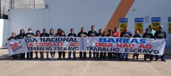  Manifestantes chamam atenção para trabalho análogo à escravidão em Barras, no Piauí.(Imagem:Arquivo Pessoal )