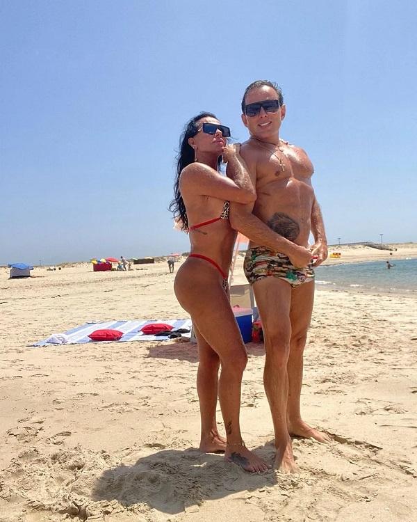 Gretchen e o marido revelam resultados de procedimentos na praia.(Imagem:Instagram)