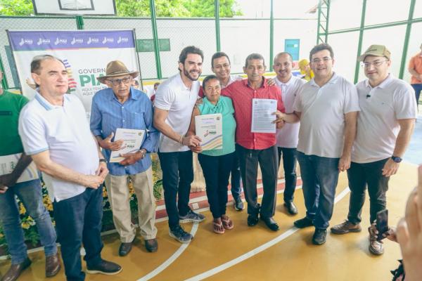 Governador entrega 250 t&iacute;tulos de propriedade rural em Floriano e refor&ccedil;a regulariza&ccedil;&atilde;o fundi&aacute;ria(Imagem:Jo&atilde;o Allbert)