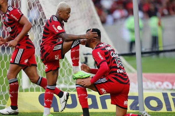 Fabrício Bruno engraxa a chuteira de Marinho, seu garçom na goleada do Flamengo.(Imagem:Gilvan de Souza/Flamengo)