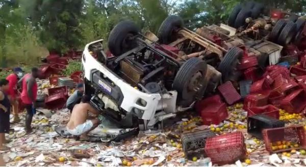 Caminhão carregado de frutas tomba na BR-135 e motorista fica preso às ferragens(Imagem:Divulgação)