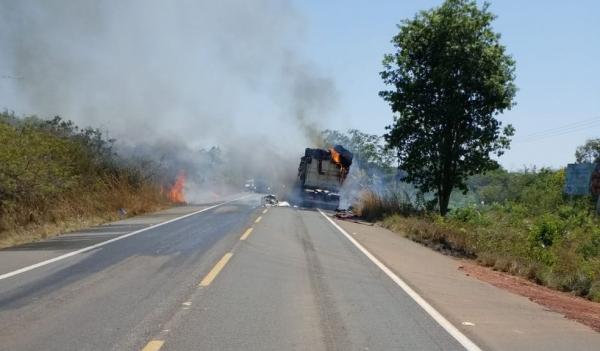Semirreboque pega fogo e rodovia é interditada em Piripiri, no Norte do Piauí(Imagem:Reprodução)