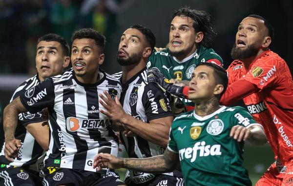  Disputa de bola durante Palmeiras x Atlético-MG.(Imagem:Marcello Zambrana/AGIF )