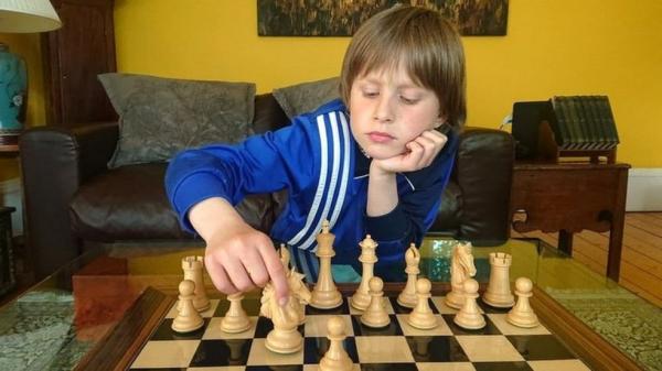 O menino de 10 anos que derrotou um mestre de xadrez e não contou para ninguém na escola(Imagem:Reprodução)