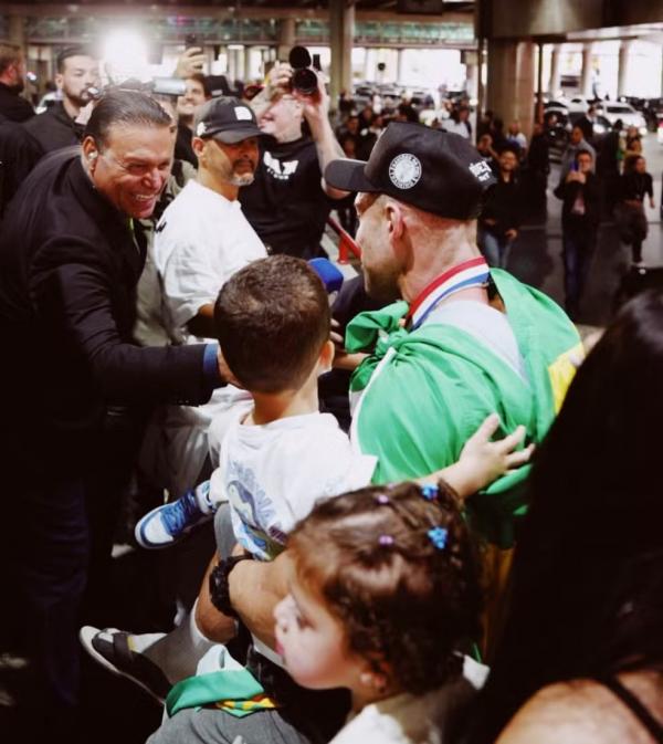 Ramon Dino é recebido com festa pela torcida após título do Mr. Olympia.(Imagem:Reprodução/Instagram)