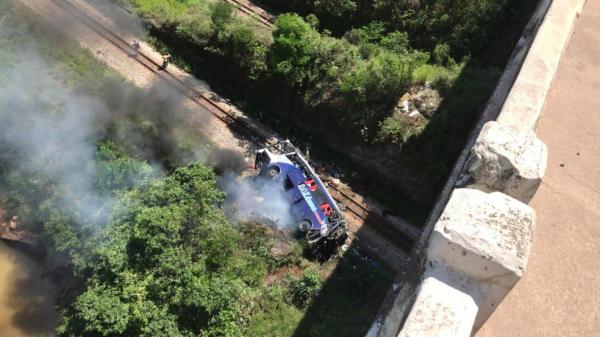 Ônibus caiu de viaduto em João Monlevade.(Imagem:Redes sociais)