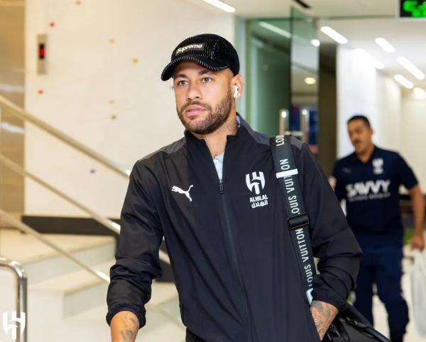 Neymar chega para o jogo entre Al-Hilal e Al Ryadh.(Imagem:Divulgação)