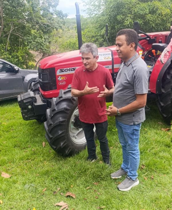  Deputado Dr. Francisco Costa entrega trator a produtores de leite na zona rural de Floriano(Imagem:FlorianoNews)