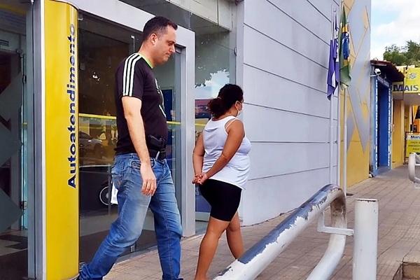 Mulher foi presa próximo a agência onde tentou sacar dinheiro.(Imagem:Blog do Coveiro)