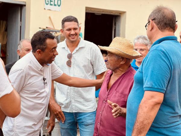 Joel Rodrigues recebe apoio do prefeito Gustavo Medeiros durante agenda em Uni&atilde;o (Imagem:Ascom )