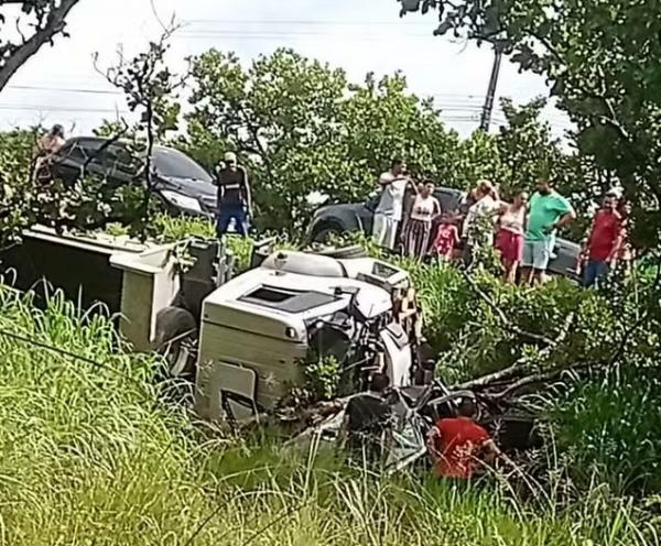 Caminhão e carro caem de ribanceira após colisão na BR-316, próximo a Demerval Lobão.(Imagem:Reprodução)