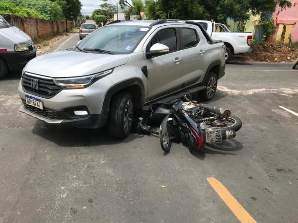 Colisão entre carro e moto resulta em danos materiais em Floriano(Imagem:FlorianoNews)