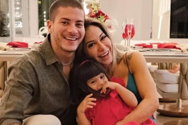 Filha de Arthur Aguiar sofre ataques na web e Maira Cardi se pronuncia(Imagem:Reprodução)