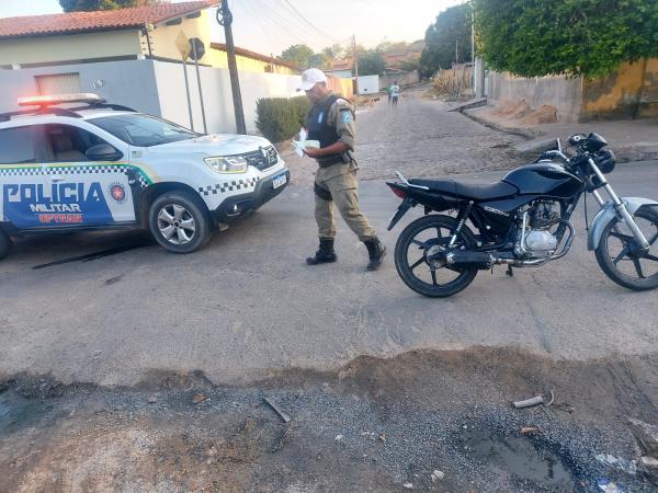 Polícia Militar recupera motocicleta roubada em Floriano e conduz suspeitos à delegacia.(Imagem:Divulgação/PM)